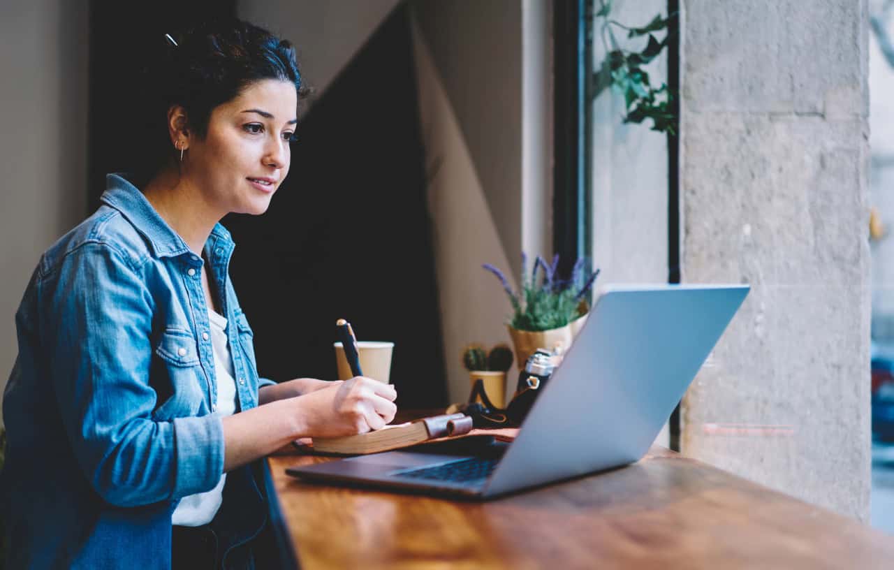 vrouw zoekt coach op haar laptop