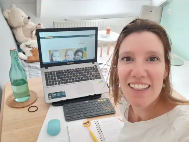 Foto van Joyce aan de slag achter de laptop.