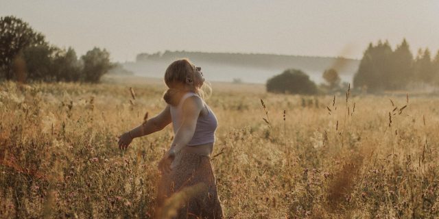 vrouw is blij dat innerlijke blokkade is doorgebroken