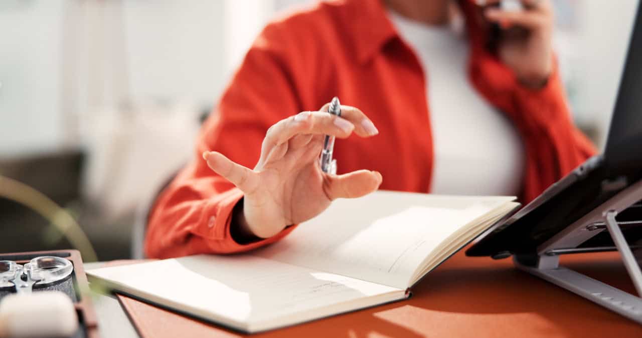 Vrouw schrijf offerte